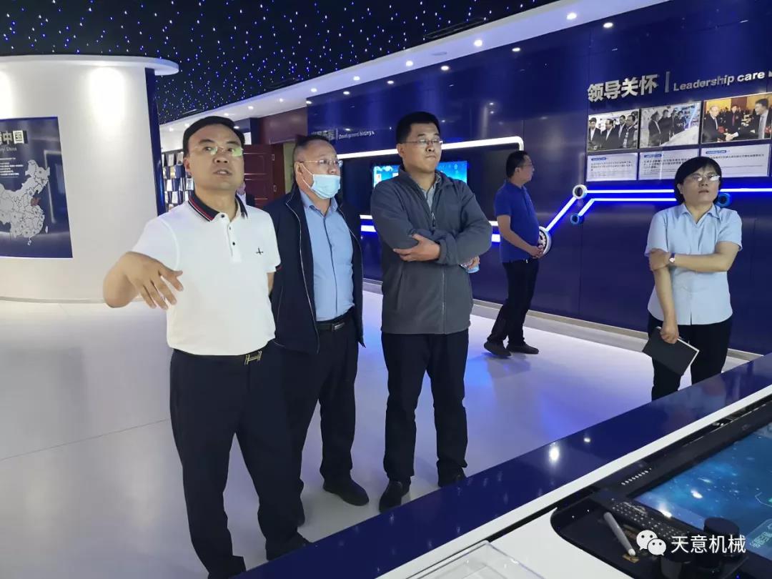 哈爾濱工業(yè)大學張教授、于教授蒞臨天意機械就智能焊接技術進行交流指導